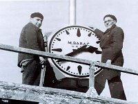 Urari na Trgu bana Jelačića  Urar Mate Barač preuzima od Mirka Novaka održavanje gradskih satova uoči drugog svjetskog rata do 1953. godine kada urar Lebarović preuzima održavanje.